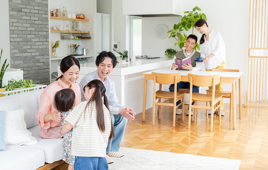 リビングでの家族団欒の様子